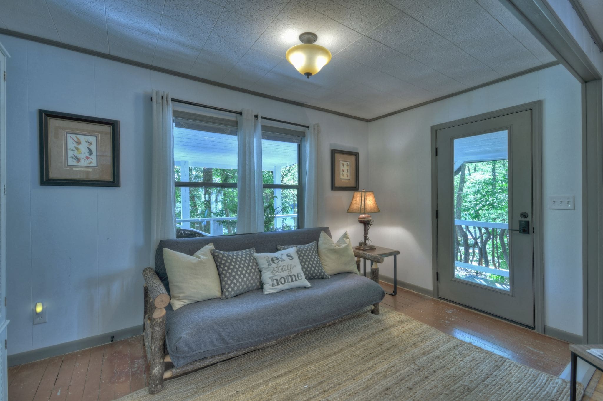 A living room with a couch and two lamps